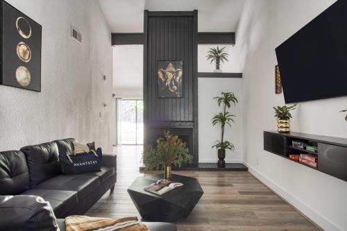 Modern Home w Shared Pool Yard Prime Location Fairlawn Lane B by AvantStay
