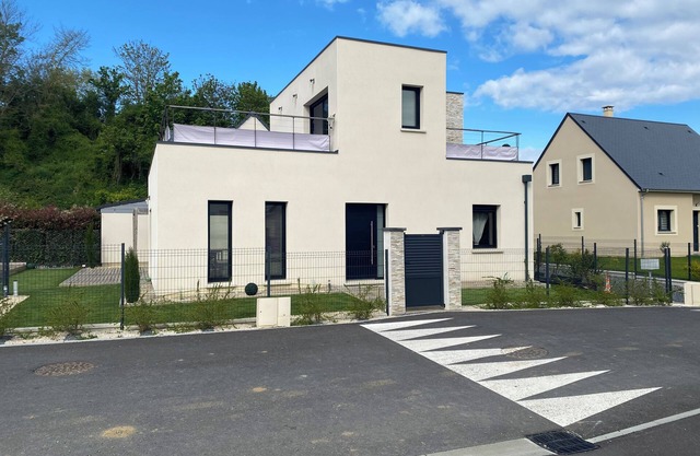 Modern Houlgataise/rooftop/seaside villa!