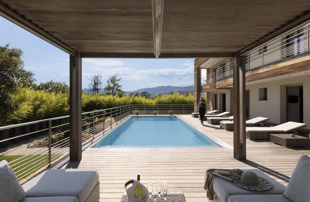 Modern house, walking distance from beach, heated swimming pool, 10-12 people