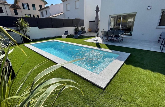 MODERN HOUSE WITH POOL