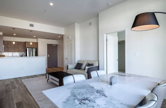 Modern K-Town 1BR w/Balcony (ID110)