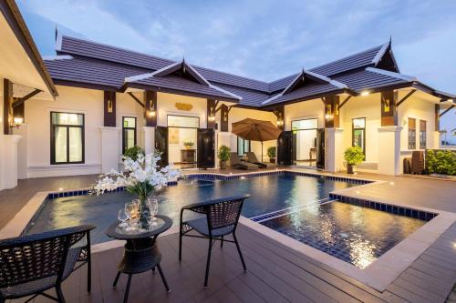 Modern Lanna Style Grand Pool Villa