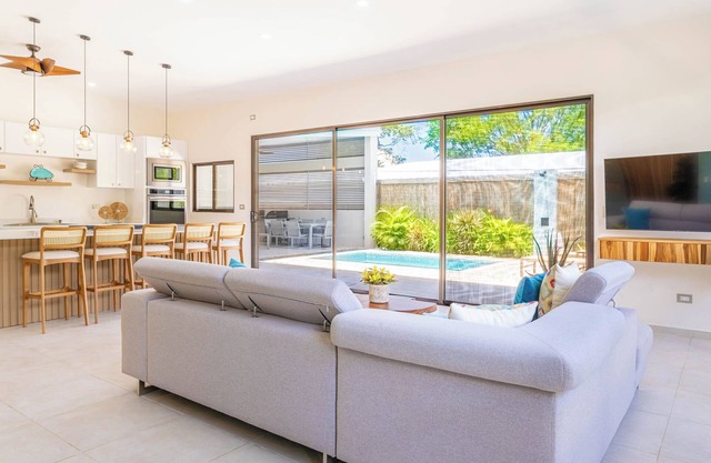 Modern Luxury - 3BR, 2.5BA, Pool, WiFi, AC, near National Park & restaurants