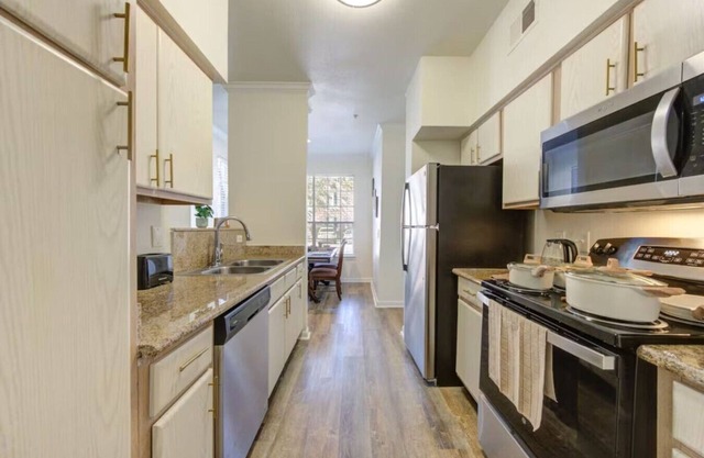 Modern Minimalist 2Bed | TMC & 5 min from Midtown
