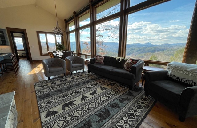 Modern Mountain Getaway, Hot Tub, Pet Friendly, WiFi, Long Range Sunset Views