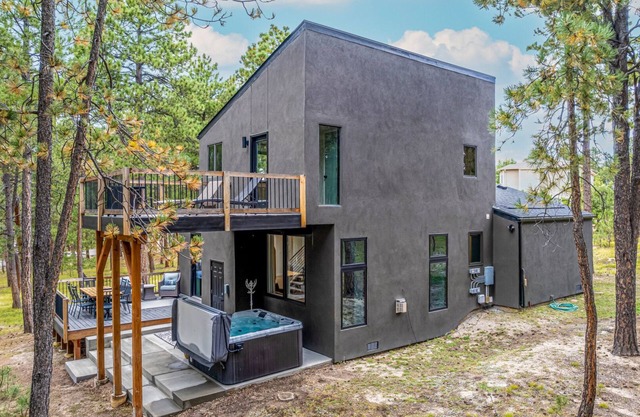 Modern Mountain Luxury - large forested lot with hot tub