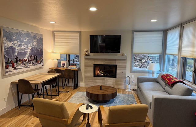 Modern, MTN Retreat w/Fireplace, Pool, Hot Tub, Steps to Snowmass Base Village