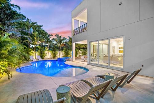 Modern New Home - Private Pool, Spa, Rooftop Deck, Game Room, & More!