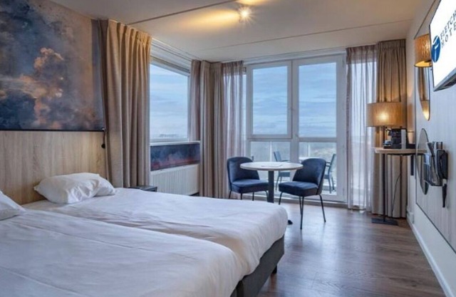 Modern Oasis Retreat Perfect for Scenic Walks and Cycling - Steps from Beach