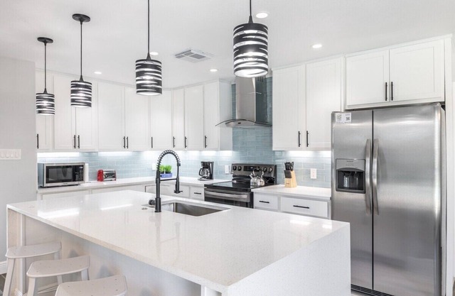 Modern Oasis-Sleek 4-Bed Oasis with Private Pool