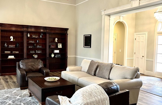 Modern Ocala Equestrian Estate with lap pool- close to everything.