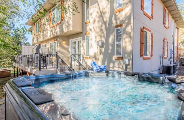 Modern Parkside Home! Hot Tub * XBox * Ping Pong *