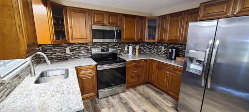 Modern Peaceful Getaway 9 Min to Beach Fast Wi-Fi