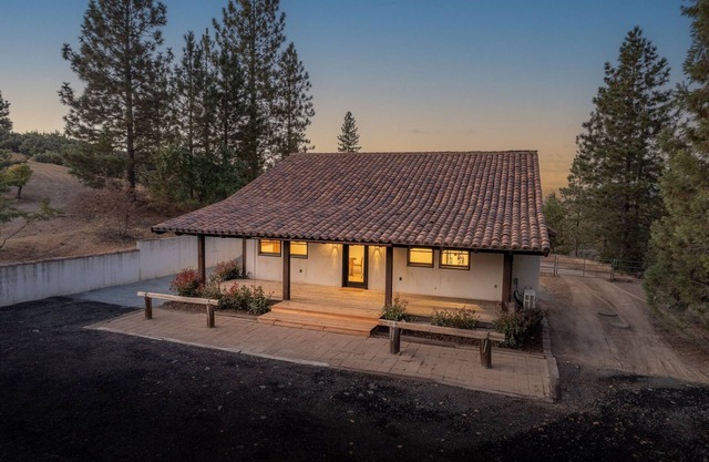 Modern pet friendly suite with AC adjacent to Yosemite National Park.