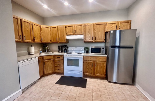 Modern Philly Suburb Townhouse - Easy City Access & Close to the AIrport