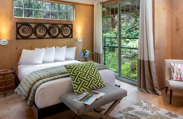 Modern Rainforest Bungalow 1 Mile from Volcano Village