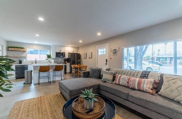 Modern Remodeled Home * GYM *1 Mile to Downtown