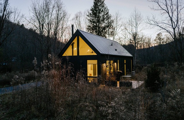 Modern Retreat in Nature | Cozy Hot Tub | Creek | Firelight at Shope Creek