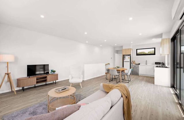 Modern Rosebud Townhouse 300m from the Beach!