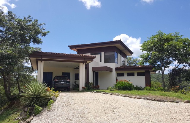 Modern, secluded, spacious villa close to beach