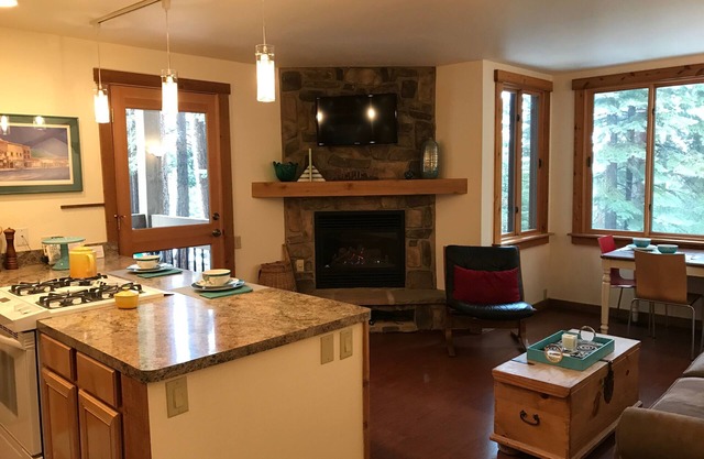 Modern Ski Trails slopeside condo: Ski-in & Ski-out - Be Home for Lunch!