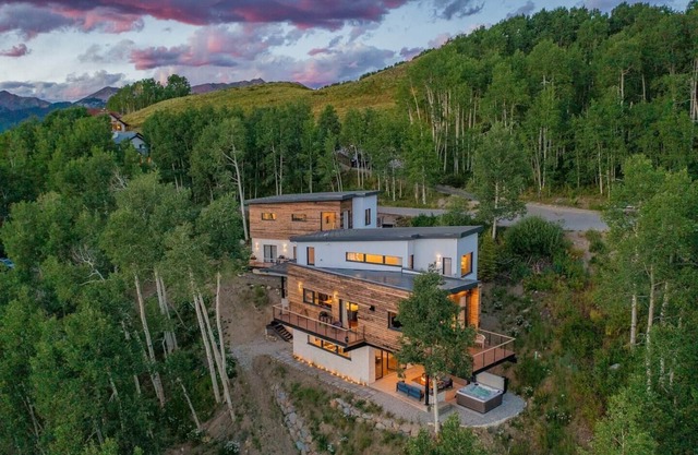 Modern slopeside guesthouse with spectacular views, ski-in/ski-out access, and a private hot tub. Fully equipped, beautifully maintained, and minutes from downtown Crested Butte.