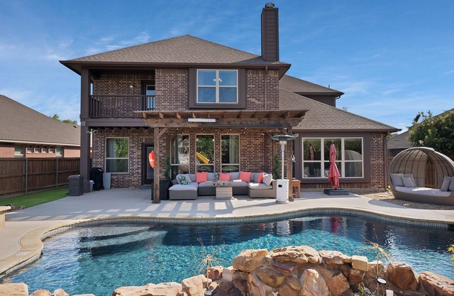 Modern & Spacious 5BR ~ 2 King Suites ~ Near PGA Frisco & Lake Lewisville ~ Pool