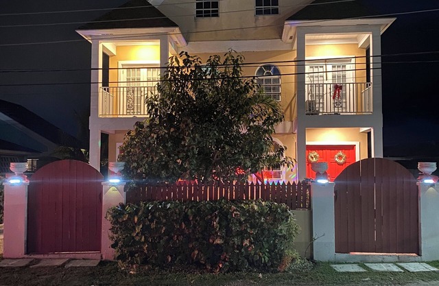 Modern & Spacious Townhouse near Beaches, Airport, Grocery Stores & Resataurants