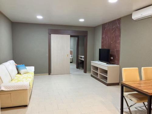 Modern Stay Near Airport & Dining