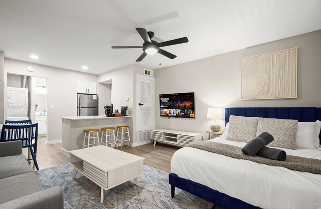 Modern Studio in Austin - Fast WiFi + Washer/Dryer
