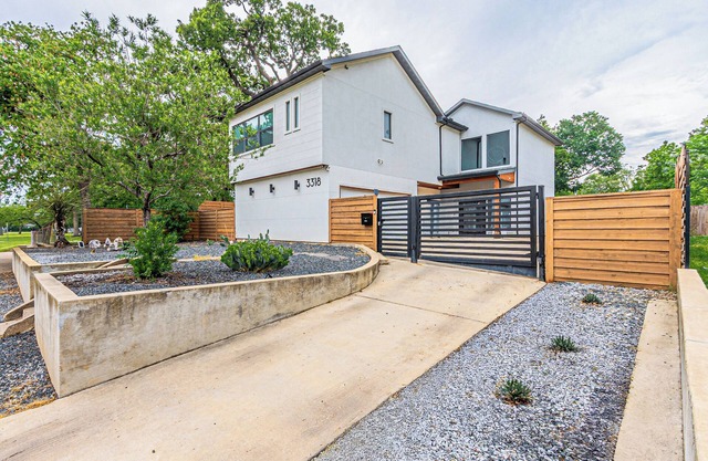 Modern studio in fabulous Dallas with WiFi, full kitchen and washer/dryer.