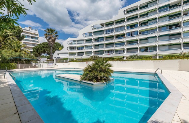 Modern Studio with Pool View and Free Parking