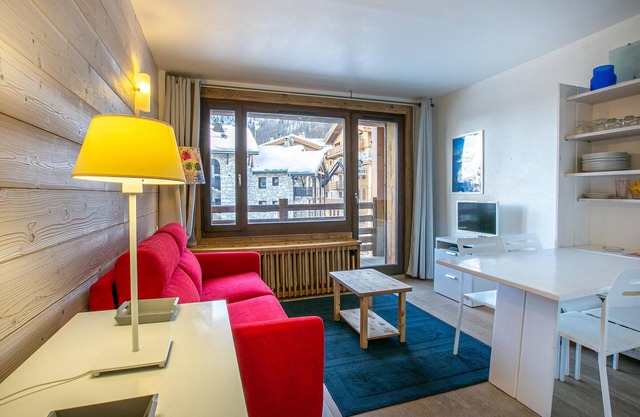 Modern Studio with Balcony, Ski-In/Ski-Out, and Free WiFi in Val-d'Isère