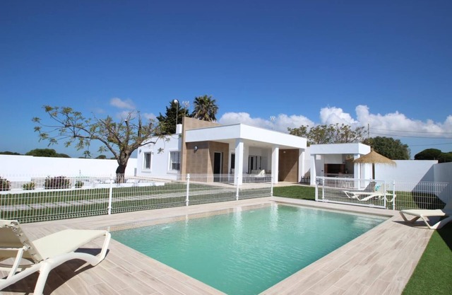 Modern style, private pool, quiet surroundings, beautiful veranda, mosquito nets - Casa Sangall -