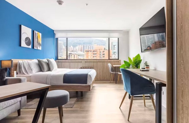 Modern Suite/Coworking+Gym, WiFi 300MB, AC