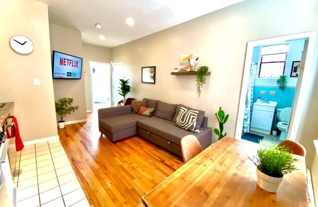 Modern & Sunny FamFriendly 2BR Home, 1 stop to NYC