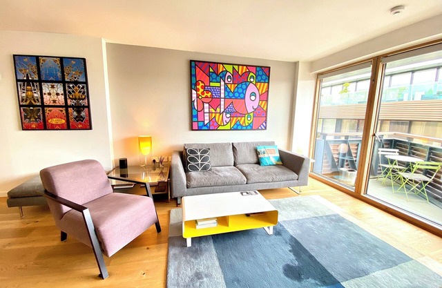 Modern, tasteful and spacious 2 bedroom/2 bathroom in Hoxton