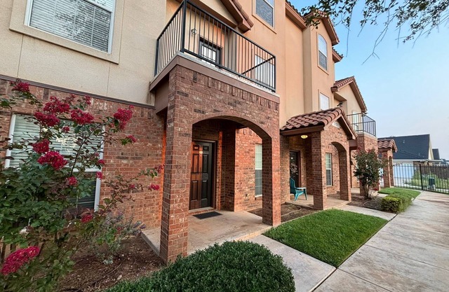 Modern Texas Tech Condo - Prime Location, walk to Campus, Broadway and Downtown