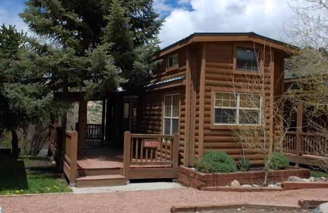 Modern "Tiny Home" Style Cabin on Taylor River with Private Fishing Access