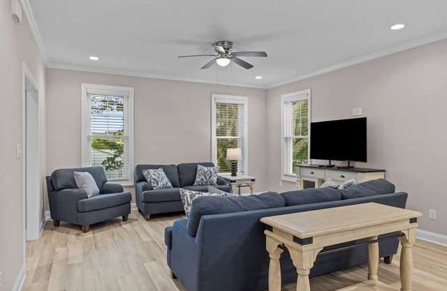 Modern townhome near the beach with fast WiFi, balcony, central AC & private W/D