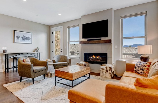 Modern townhome w/private hot tub, mountain views, outdoor space