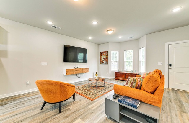 Modern Townhome w/Yard: 5 Mi to Dtwn Charlotte