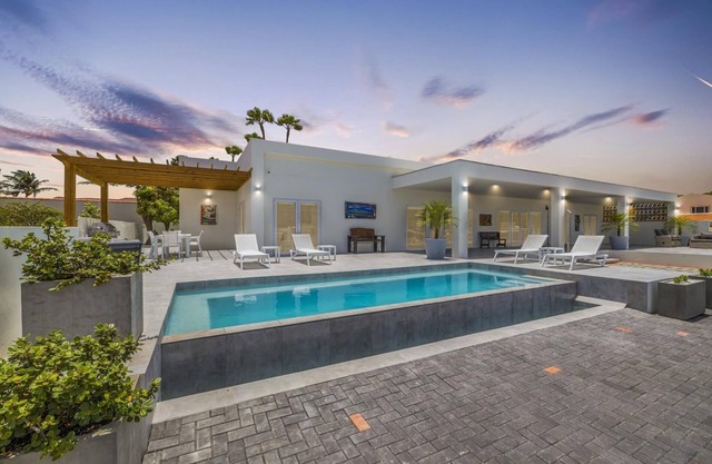 Modern TresTrapi Beach Villa 8 bed/8 Bath 2 Pools