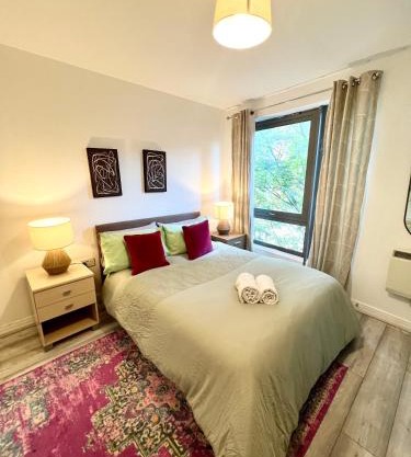 Modern two bedroom two bath opp tube station (central line)