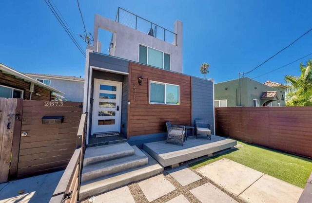 Modern Urban Escape Rooftop & Walkable Fun