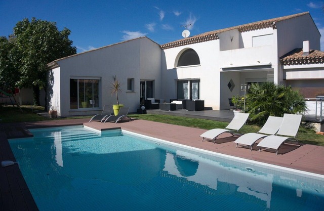 Modern villa for 10 people with all comforts and swimming pool close to the sea