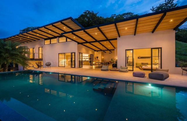 Modern villa with amazing infinity swimming pool a few steps from Tamarindo