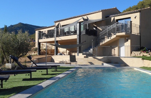 Modern villa with private swimming pool in the middle of the hills in Southern Drôme Provençale