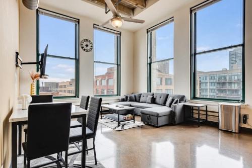 Modern West Loop Gem-City Views & Prime Location 4