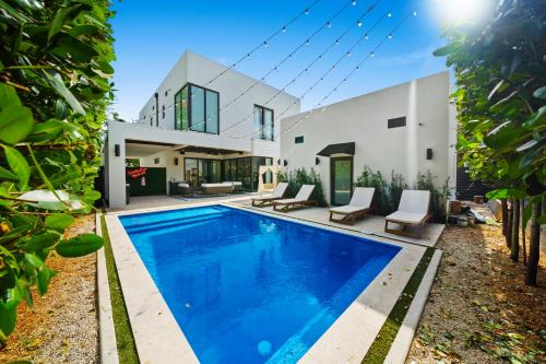 Modern Zen Oasis in Design District Sleeps 16